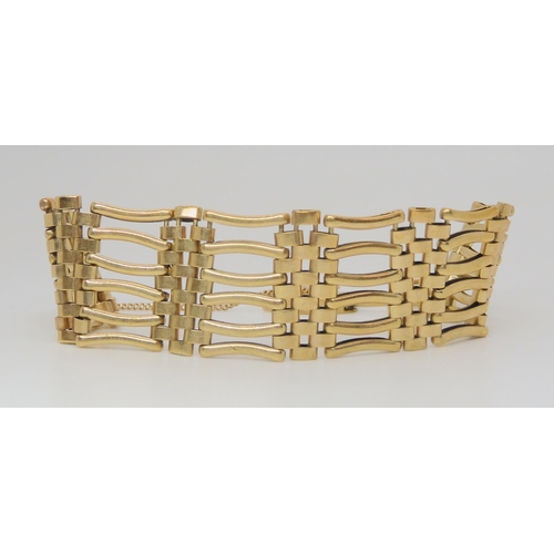 723 - A 9ct gold  gate bracelet, with heart shaped clasp, length 17cm, weight 31.4gms 
