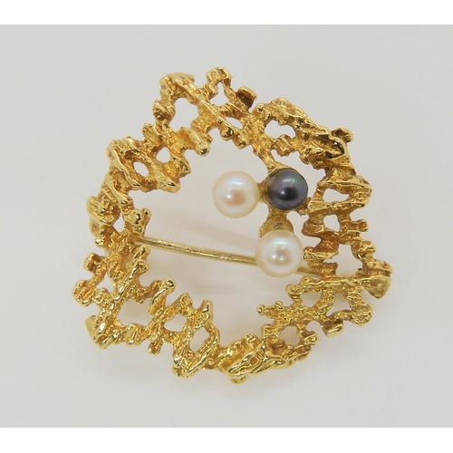 735 - An 18ct gold retro pearl set brooch, diameter 3cm, weight 6.2gms