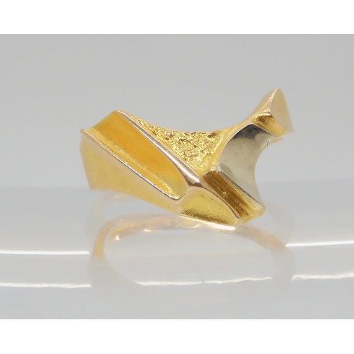 760 - A 14k gold abstract ring by Lapponia of Finland, hallmarked with Lapponia makers marks and dated 197... 