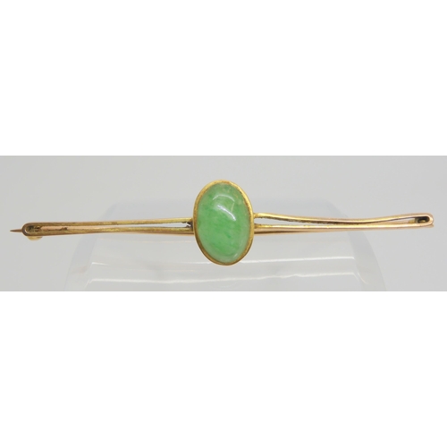 783 - A 9ct gold Chinese green hardstone brooch, hardstone approx 12mm x 8mm, weight 3.7gms