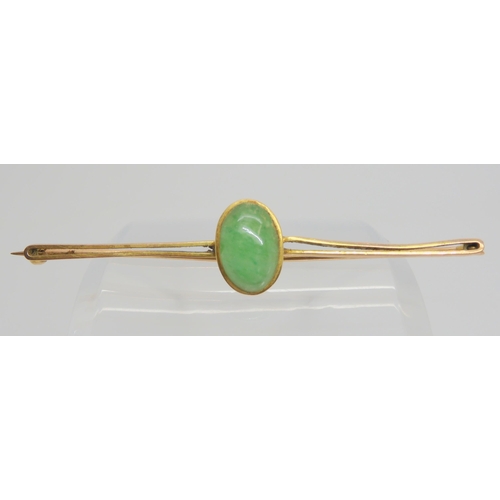 783 - A 9ct gold Chinese green hardstone brooch, hardstone approx 12mm x 8mm, weight 3.7gms