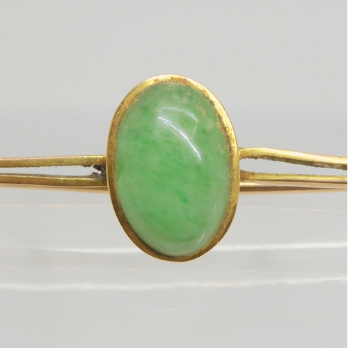 783 - A 9ct gold Chinese green hardstone brooch, hardstone approx 12mm x 8mm, weight 3.7gms