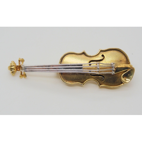 789 - A 9ct gold violin brooch, length 4cm, weight 6.2gms