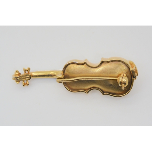 789 - A 9ct gold violin brooch, length 4cm, weight 6.2gms