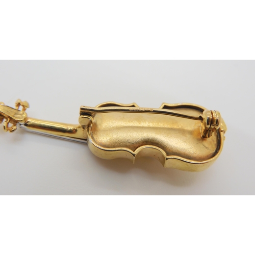 789 - A 9ct gold violin brooch, length 4cm, weight 6.2gms