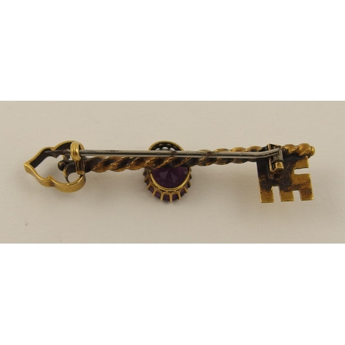 135 - A yellow metal key shaped brooch