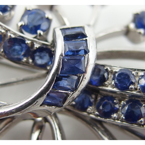 27 - A sapphire brooch