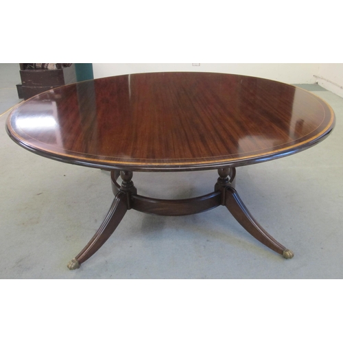 892 - A good reproduction circular dining table in the Sheraton Revival manner