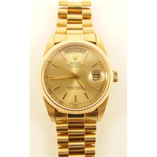 119 - An 18ct gold gents wristwatch