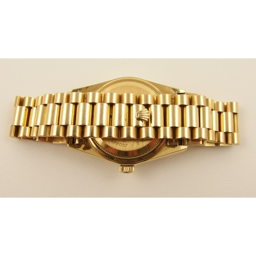 119 - An 18ct gold gents wristwatch