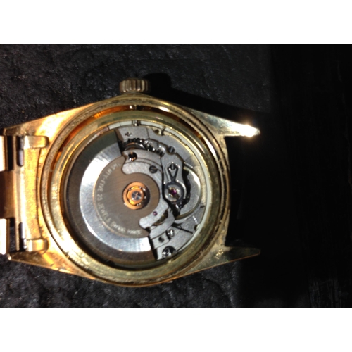 119 - An 18ct gold gents wristwatch