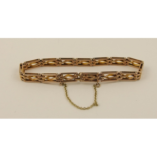 121 - A 9ct gate bracelet