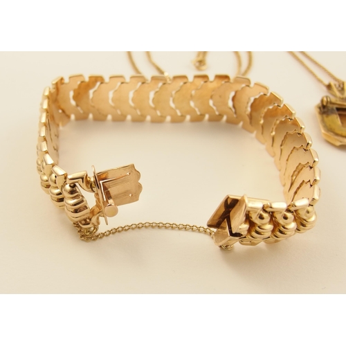 13 - An 18ct decorative linked bracelet