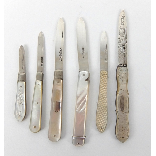 184 - A lot comprising thirteen mother of pearl and silver bladed fruit knives