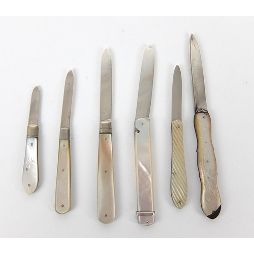 184 - A lot comprising thirteen mother of pearl and silver bladed fruit knives