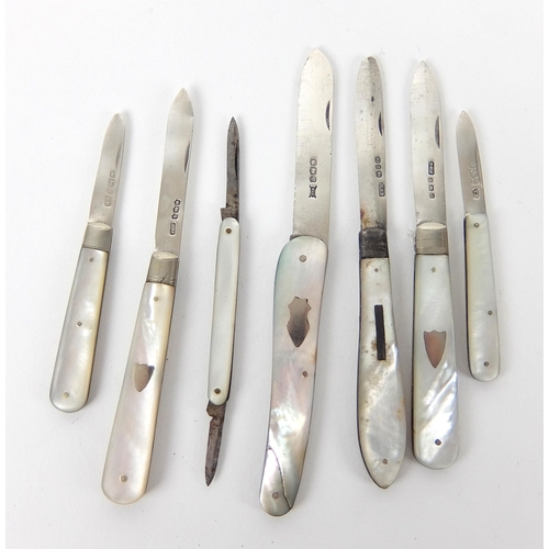 184 - A lot comprising thirteen mother of pearl and silver bladed fruit knives