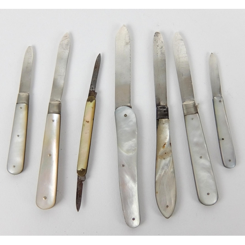 184 - A lot comprising thirteen mother of pearl and silver bladed fruit knives