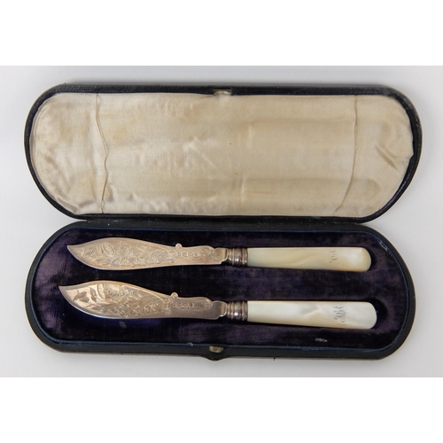 185 - A cased pair of butter knives with mother of pearl handles and silver blades