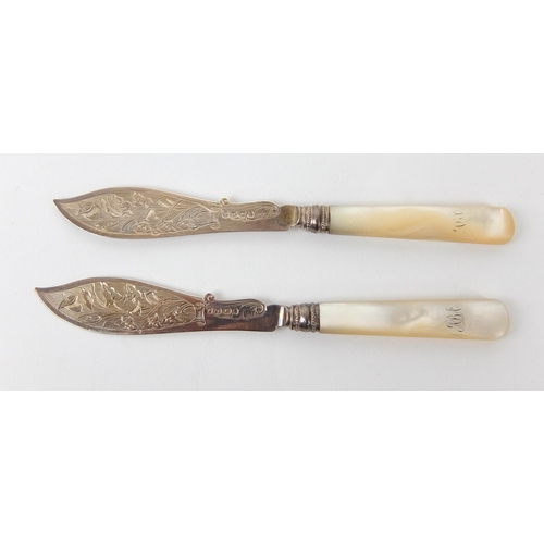 185 - A cased pair of butter knives with mother of pearl handles and silver blades