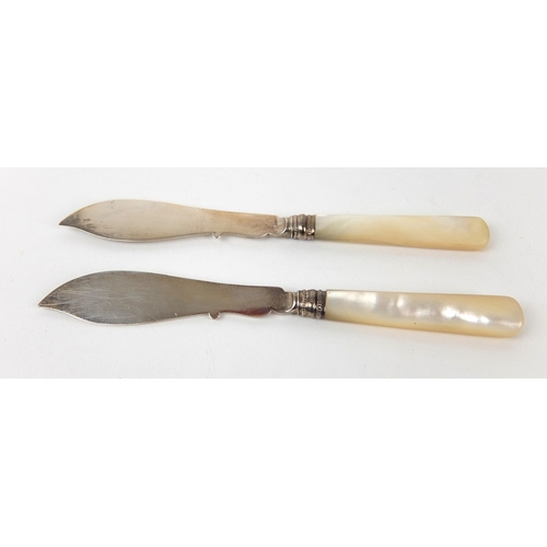 185 - A cased pair of butter knives with mother of pearl handles and silver blades