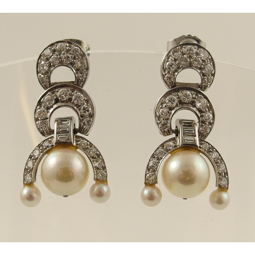 22 - A pair of Art Deco earrings