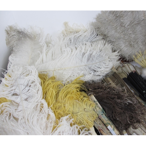 271 - A large quantity of fans and feathers