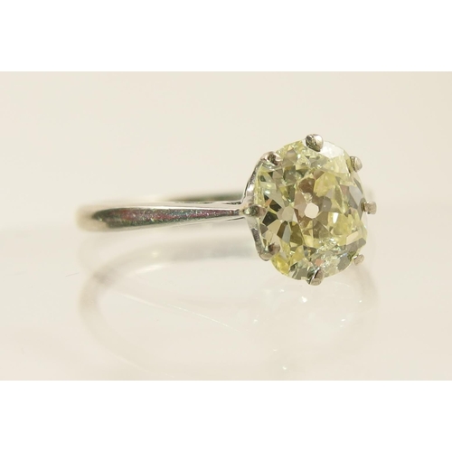 30 - A pale lemon solitaire diamond ring