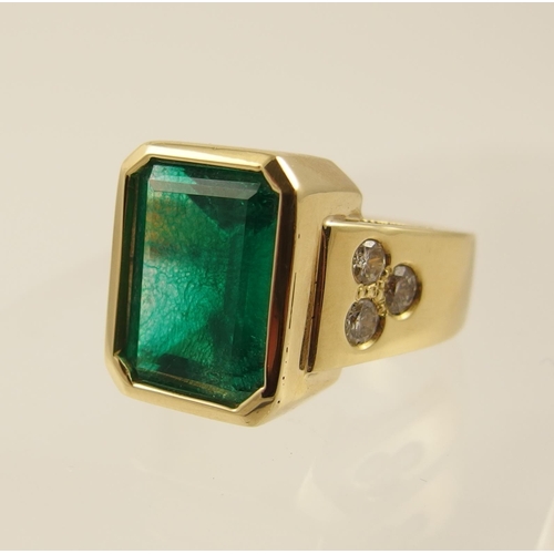 33 - An emerald and diamond ring