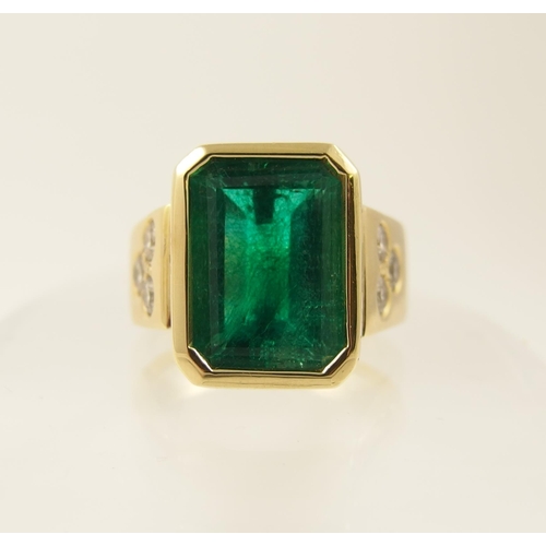 33 - An emerald and diamond ring