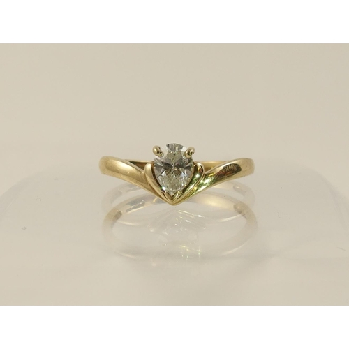 60 - A 9ct diamond ring