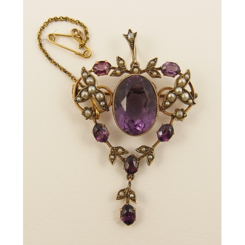 82 - A Victorian pendant brooch