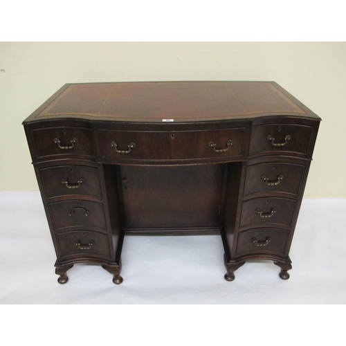 797 - An early 20th Century kneehole desk in the Queen Anne style