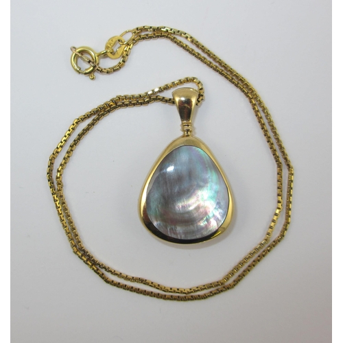 39 - A 9ct smooth pebble shaped pendant