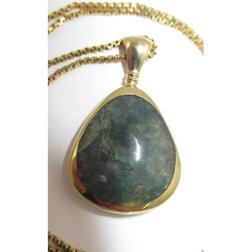 39 - A 9ct smooth pebble shaped pendant