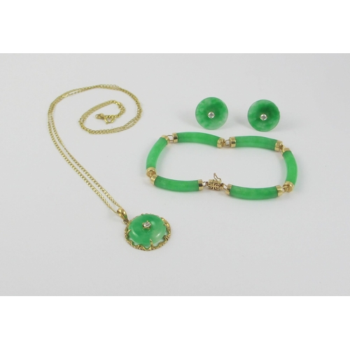 68 - A suite of jade/jadeite jewellery