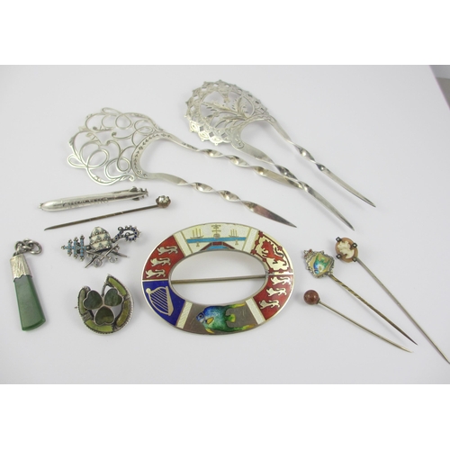 78 - A collection of silver jewellery