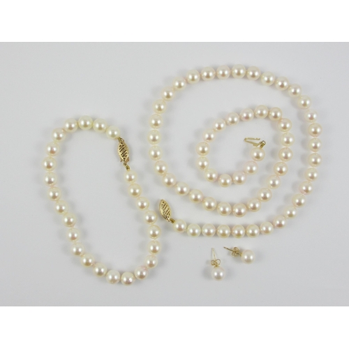 14 - A suite of white cultured pearls.