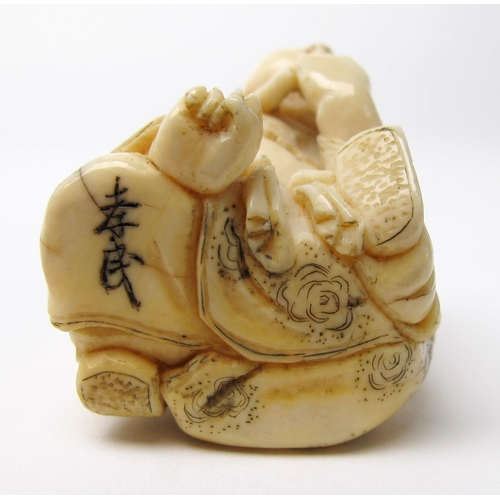 525 - A Japanese ivory netsuke of a young boy