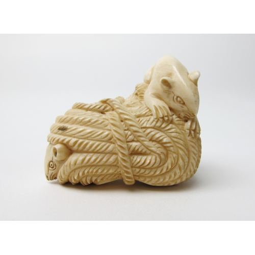 526 - A Japanese ivory netsuke of rats