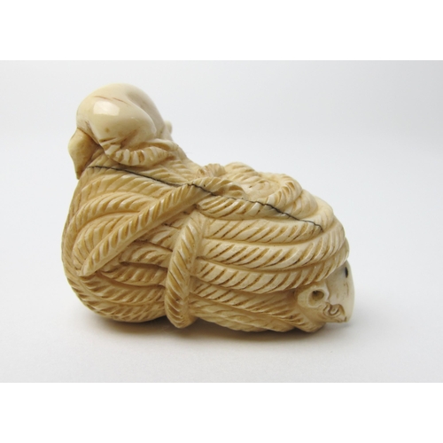 526 - A Japanese ivory netsuke of rats