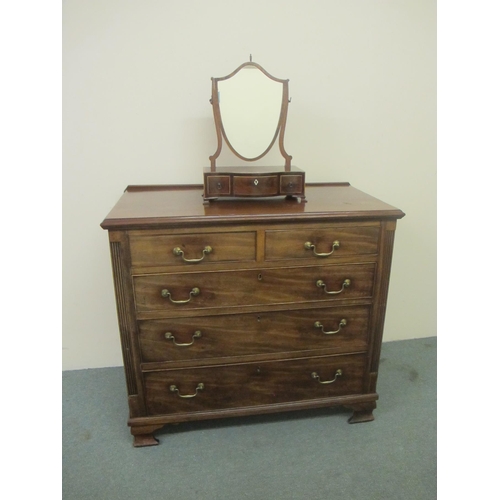 786 - A George III mahogany chest of drawers