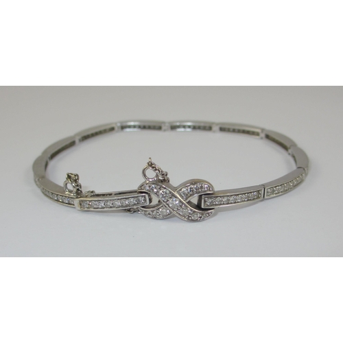 84 - An 18ct diamond kiss bracelet