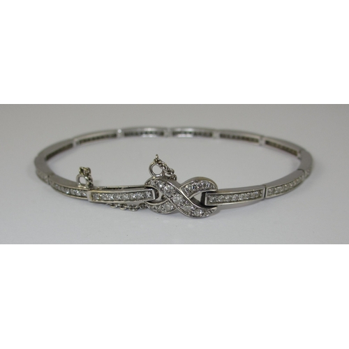 84 - An 18ct diamond kiss bracelet