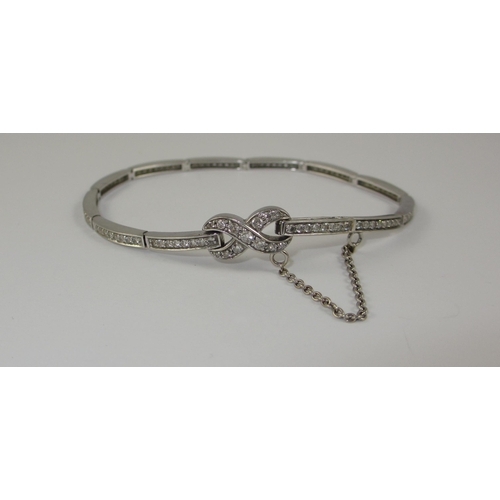 84 - An 18ct diamond kiss bracelet