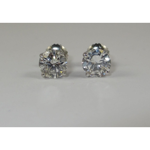 86 - A pair of diamond stud earrings