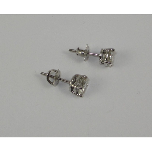 86 - A pair of diamond stud earrings