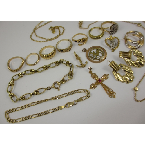 91 - A collection of 14ct gold and yellow metal jewellery