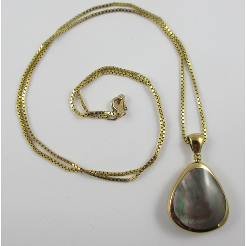 91 - A 9ct yellow gold pendant  set with mother of pearl and moss agate in a smooth pebble shape (Chain n... 