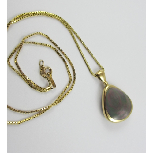 91 - A 9ct yellow gold pendant  set with mother of pearl and moss agate in a smooth pebble shape (Chain n... 