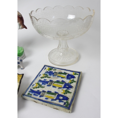 712 - A creamware sardine dish